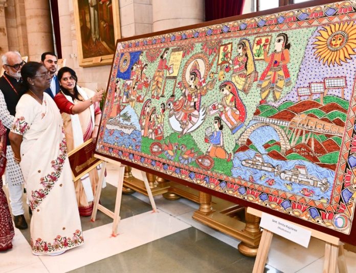 राष्ट्रपति द्रौपदी मुर्मू ने राष्ट्रपति भवन में पारंपरिक और लोक कलाकारों के एक समूह से मुलाकात की