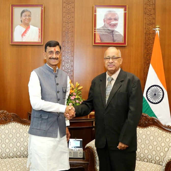 नई दिल्ली : रक्षा राज्य मंत्री संजय सेठ से फिजी के रक्षा और पूर्व सैनिक मामलों के स्थायी सचिव मेसन स्मिथ ने मुलाकात की