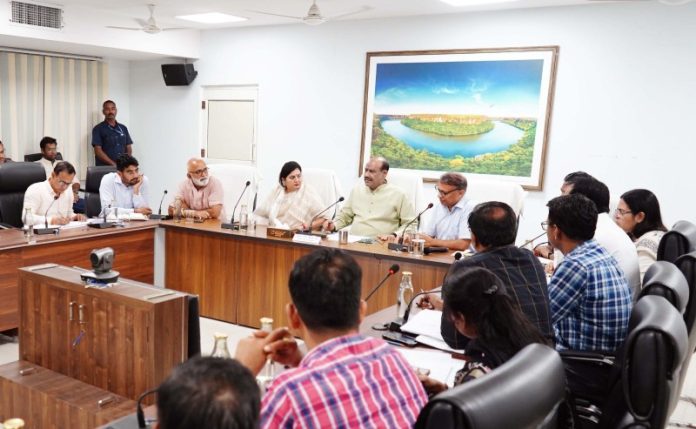 कोटा : लोकसभा अध्यक्ष ओम बिरला ने नगर निगम, केडीए एवं विभिन्न विभागों के अधिकारियों के साथ शहर के विकास कार्यों-नागरिक सुविधाओं की समीक्षा की