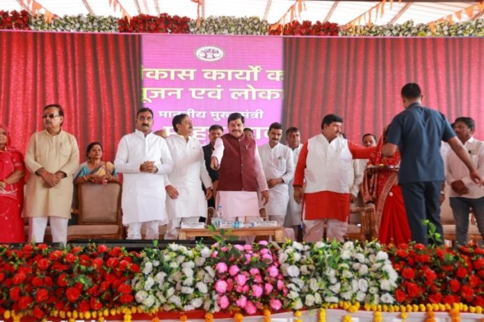 मप्र : सीएम यादव ने बड़नगर के माँ चामुंडा धाम गजनीखेड़ी में आयोजित कार्यक्रम में विभिन्न विकास कार्यों का भूमिपूजन एवं लोकार्पण किया