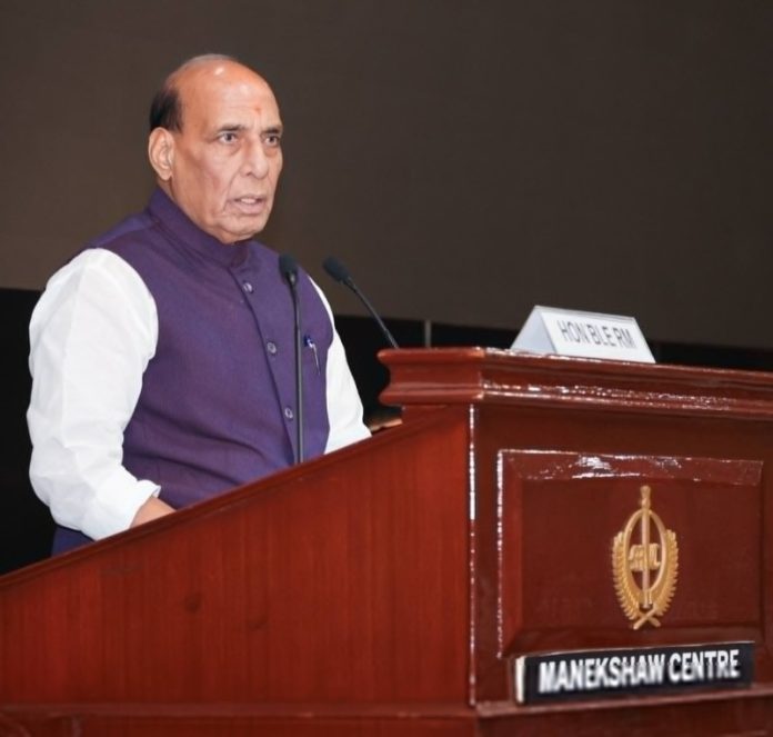 रक्षा मंत्री राजनाथ सिंह ने नई दिल्ली में आयोजित 'कमांडर्स कॉन्फ्रेंस' में सेना कमांडरों को संबोधित किया