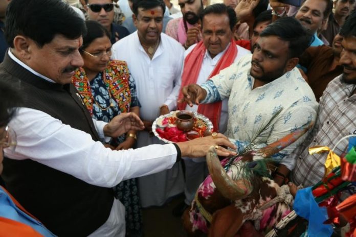 मप्र : सीएम डॉ. मोहन यादव ने धार जिले के सरदारपुर स्थित निकुंज धाम गौशाला में गौमाता का विधिवत पूजन किया मप्र : सीएम डॉ. मोहन यादव ने धार जिले के सरदारपुर स्थित निकुंज धाम गौशाला में गौमाता का विधिवत पूजन किया