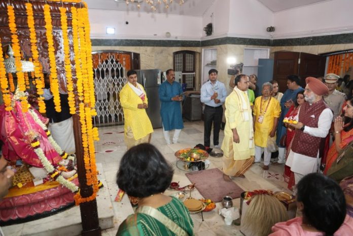 दिल्ली : उपराज्यपाल संधू ने सीआर पार्क स्थित प्रसिद्ध काली बाड़ी मंदिर और कोऑपरेटिव सोसाइटी पूजा पंडाल में प्रार्थना की