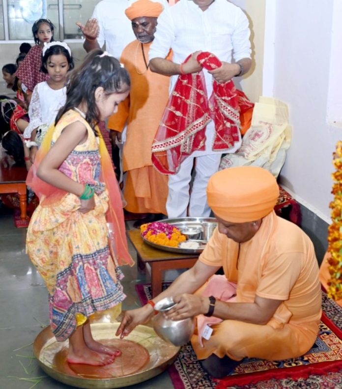 गोरखपुर : सीएम योगी ने शारदीय नवरात्रि की महानवमी तिथि के पावन अवसर पर श्री गोरखनाथ मंदिर में शक्ति स्वरूपा कन्याओं का पूजन किया