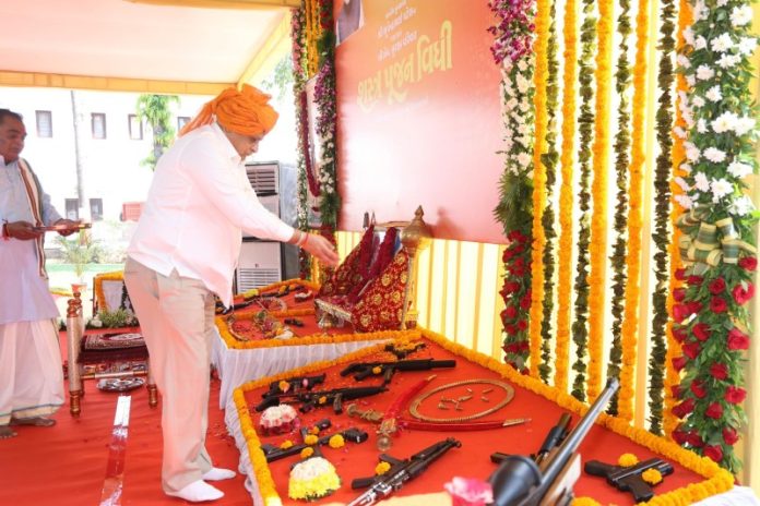 गांधीनगर : सीएम भूपेंद्र पटेल ने विजयादशमी के अवसर पर अपने आधिकारिक आवास पर सुरक्षाकर्मियों के साथ विधिवत शस्त्र पूजन किया