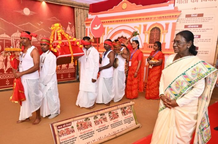 राष्ट्रपति मुर्मू ने बस्तर दशहरा के अवसर पर छत्तीसगढ़ के जगदलपुर में आयोजित एक सार्वजनिक कार्यक्रम में शिरकत की