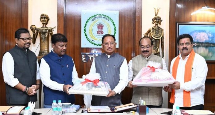 रायपुर : सीएम विष्णुदेव साय ने ‘छत्तीसगढ़ हर्बल्स’ के दिवाली गिफ्ट पैक का लोकार्पण किया