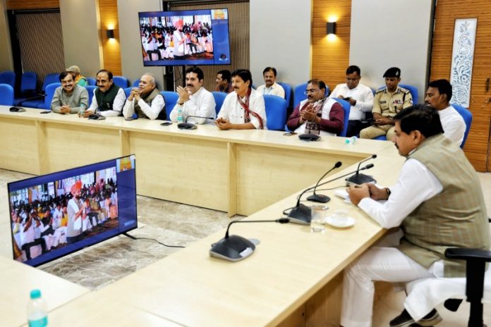 मप्र : सीएम यादव ने इंदौर एयरपोर्ट से वीडियो कॉन्फ्रेंसिंग के माध्यम से कटनी जिले में आयोजित 'बलराम कृषि महोत्सव' में सहभागिता की मप्र : सीएम यादव ने इंदौर एयरपोर्ट से वीडियो कॉन्फ्रेंसिंग के माध्यम से कटनी जिले में आयोजित 'बलराम कृषि महोत्सव' में सहभागिता की