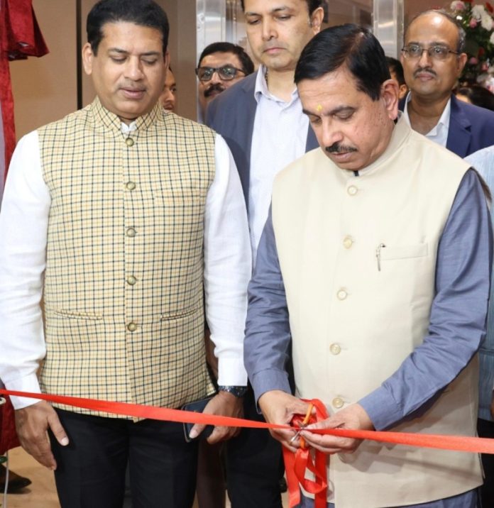 केंद्रीय मंत्री प्रल्हाद जोशी ने नई दिल्ली के वर्ल्ड ट्रेड सेंटर में 'सोलर एनर्जी कॉरपोरेशन ऑफ इंडिया' की नई इमारत का उद्घाटन किया