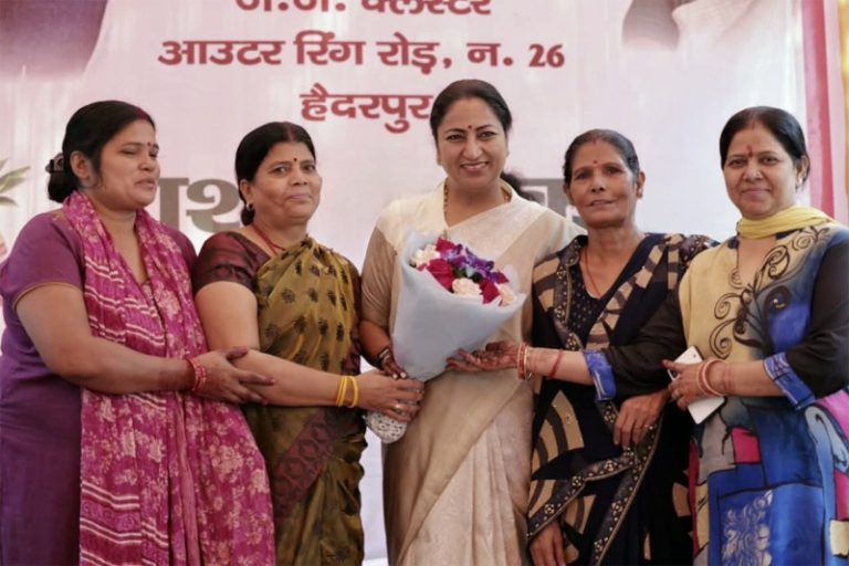 दिल्ली : सीएम रेखा गुप्ता ने शालीमार बाग विधानसभा क्षेत्र के हैदरपुर स्थित नेहरू कैंप में दो शिशु वाटिकाओं का लोकार्पण किया