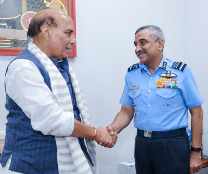 नई दिल्ली : रक्षा मंत्री राजनाथ सिंह से एयर मार्शल आशुतोष दीक्षित ने मुलाकात की