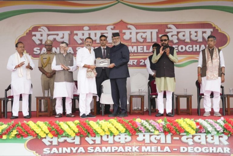 उपराष्ट्रपति सीपी राधाकृष्णन ने झारखंड के देवघर में भारतीय सेना द्वारा आयोजित ‘सैन्य संपर्क मेला – सदैव आपके साथ’ का दौरा किया