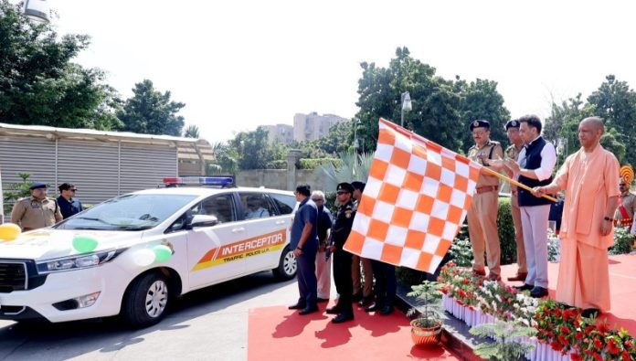 उप्र : सीएम योगी लखनऊ में अत्याधुनिक उपकरणों से सुसज्जित 87 इंटरसेप्टर वाहनों के फ्लैग ऑफ हेतु आयोजित कार्यक्रम में हुए शामिल